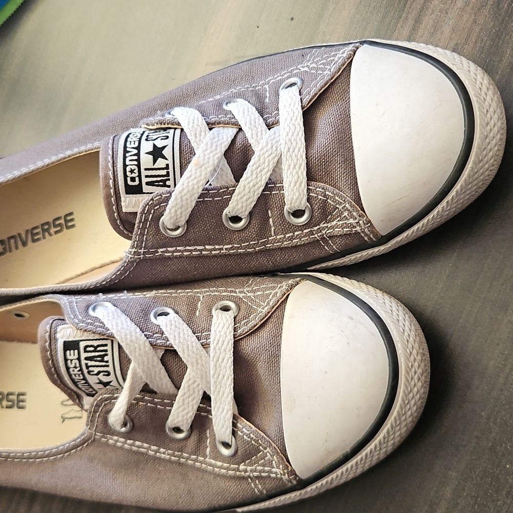 Size 9 Clean Converse! - Picture 3 of 6